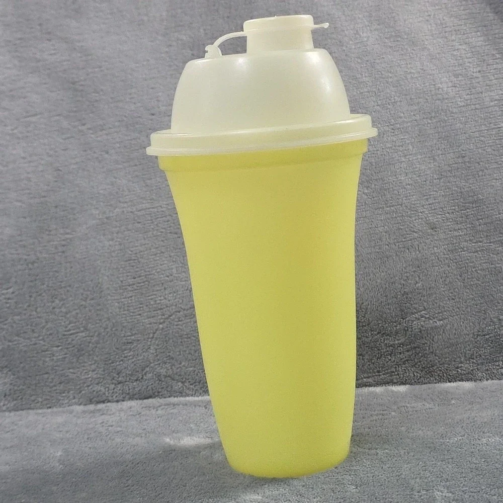 Tupperware VTG Yellow Quick Shake Blender Mixer 844-9 Pour Lid Salad‎ Dressing